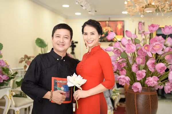 Với ý tưởng tạo nên không gian đậm chất nghệ thuật là nơi đàm đạo và giao lưu của những nghệ sĩ và các nhà thiết kế nhân mùa sen tháng 6 thơm ngan ngát thủ đô, NTK Đỗ Trịnh Hoài Nam đã tổ chức tiệc “Thưởng sen” vô cùng độc đáo. Dù bận rộn với lịch công tác dày đặc nghệ sĩ Chí Trung vẫn đi cùng bạn gái dự tiệc.