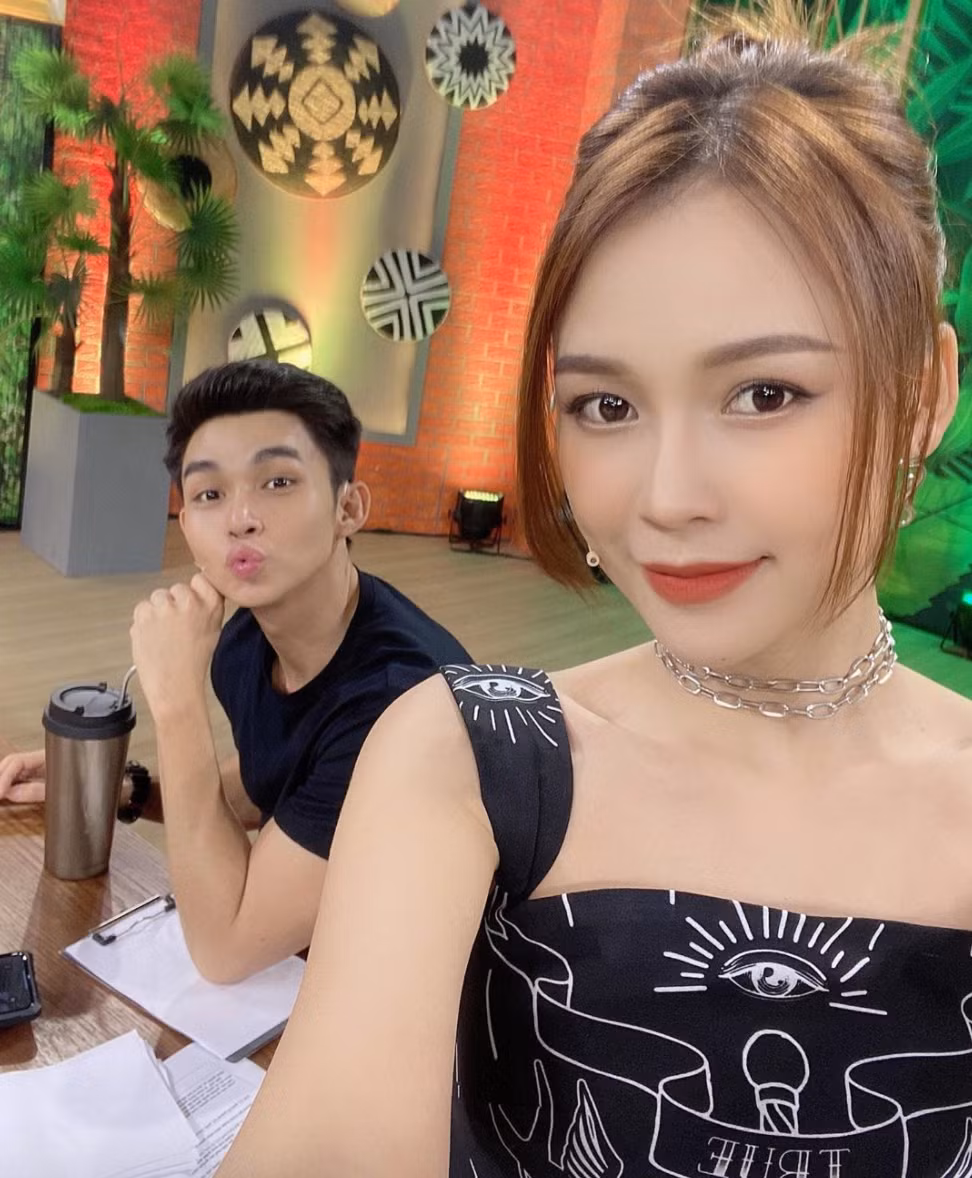Sam khoe ảnh tham gia gameshow cùng Jun Phạm.