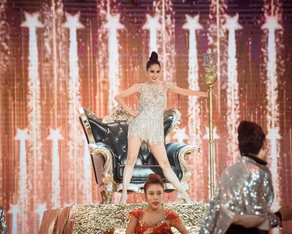 Khánh Thi xúc động chia sẻ lại loạt ảnh trong liveshow kỷ niệm 25 làm nghệ thuật.