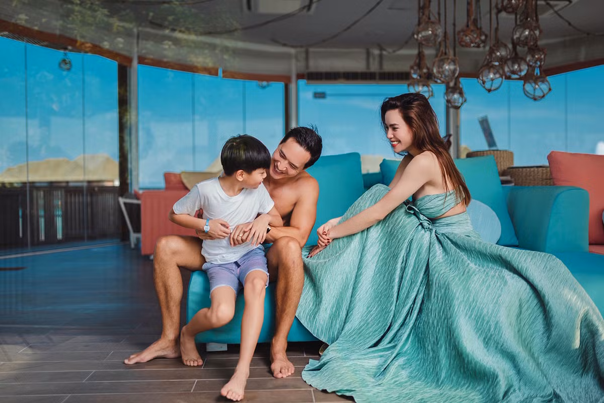 Chỉ từ những hành động nhỏ, Kim Lý đã chứng minh được mối quan hệ tốt đẹp với con riêng của Hà Hồ.