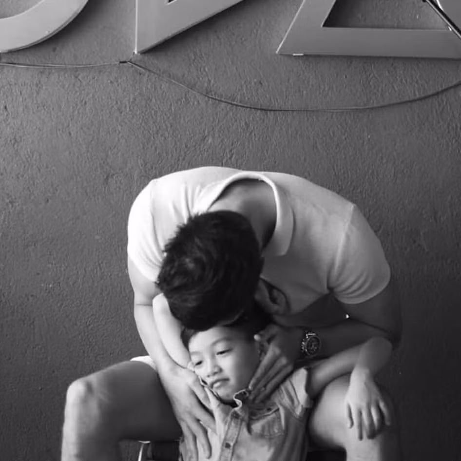 Dưới phần bình luận, Hồ Ngọc Hà viết lời nhắn "Lúc mới yêu", tiết lộ thời gian chụp bức ảnh này.