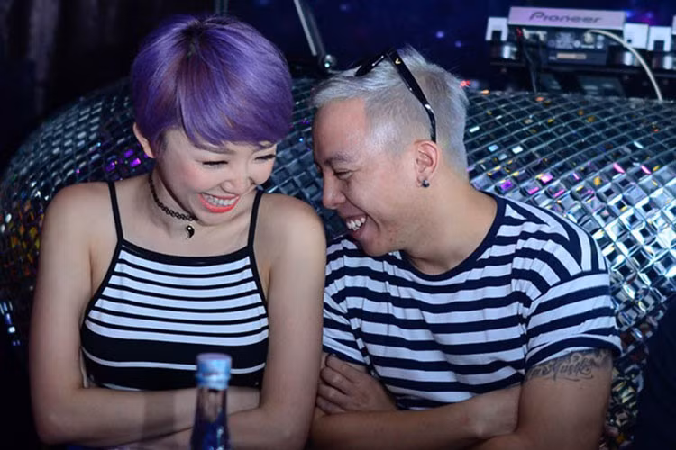 Mới đây, tin đồn Tóc Tiên - Hoàng Touliver sắp làm đám cưới gây xôn xao. Theo đó, thông tin từ Saostar, cặp đôi nổi tiếng của Vbiz dính nghi vấn sẽ tổ chức đám cưới trong tháng 2. Trước đó, dịp Tết 2020, Tóc Tiên đã có mặt tại Hà Nội để đón Tết cùng gia đình Hoàng Touliver.