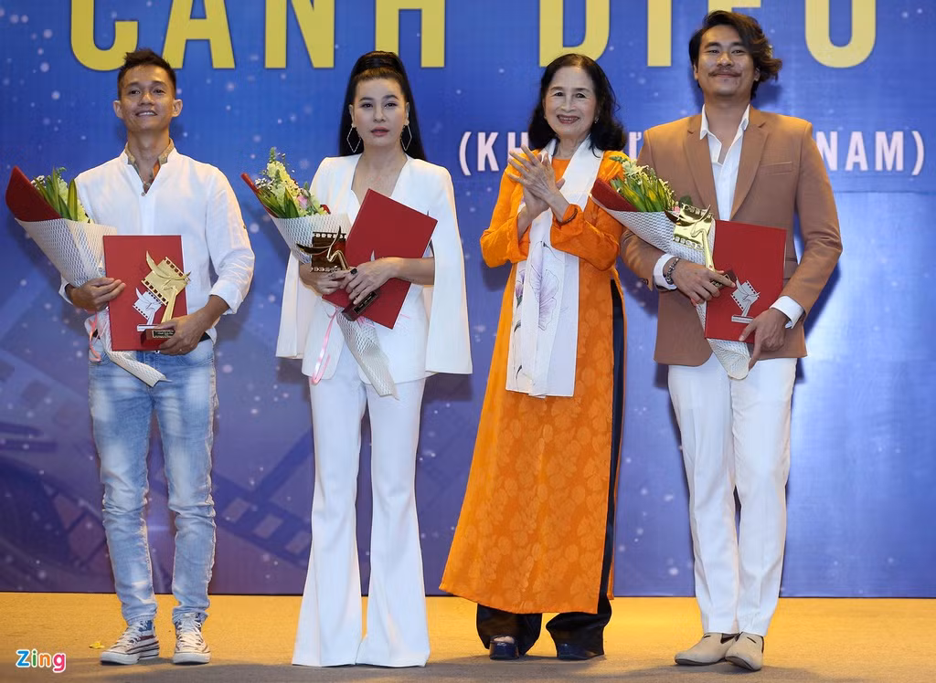 Kiều Minh Tuấn và Cát Phượng giành giải Nam, Nữ diễn viên chính xuất sắc tại Cánh diều năm nay. Trong Hạnh phúc của mẹ, Cát Phượng tỏ ra không mấy khó khăn khi nhập vai bà mẹ lam lũ, tảo tần vì con. "Tôi luôn nhận mình là diễn viên hết thời. Hết thời ở đây nghĩa là thời diễn của mình đã không còn. Tôi không còn đam mê nhận show diễn, không còn mê diễn. Riêng nhân vật mẹ Tuệ, tôi quá cảm với nhân vật này. Tôi đã diễn như không diễn", Cát Phượng nhận giải Cánh diều chia sẻ. Còn Kiều Minh Tuấn nhận giải nhờ Nắng 3 và Anh trai yêu quái.