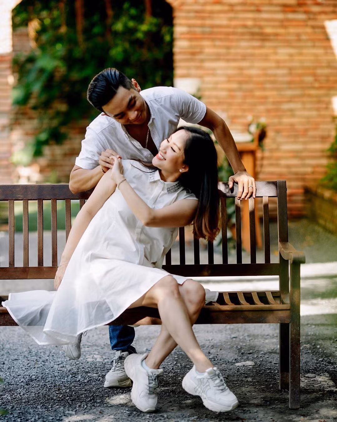 Thời điểm đó, khi nói về Khánh Thi, Phan Hiển cho hay, vợ mình giống như một thỏi nam châm, ai gặp cũng sẽ bị hút vào. Với anh, tình cảm với cô đến một cách tự nhiên mà không hay biết.