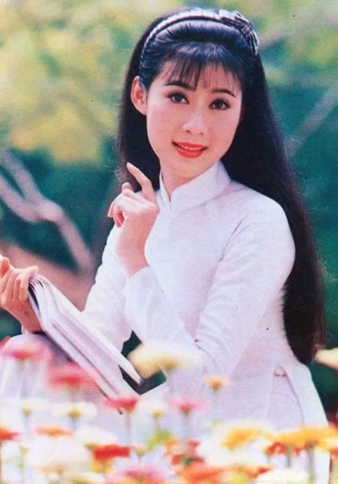 Diễm Hương từng được mệnh danh là "Ngọc nữ tinh khôi" hay "Đệ nhất mỹ nhân" của màn ảnh Việt thời bấy giờ. Hình ảnh của cô "phủ sóng" khắp cả nước thông qua các tấm lịch treo tường, bìa sổ lưu bút, pano, băng rôn...