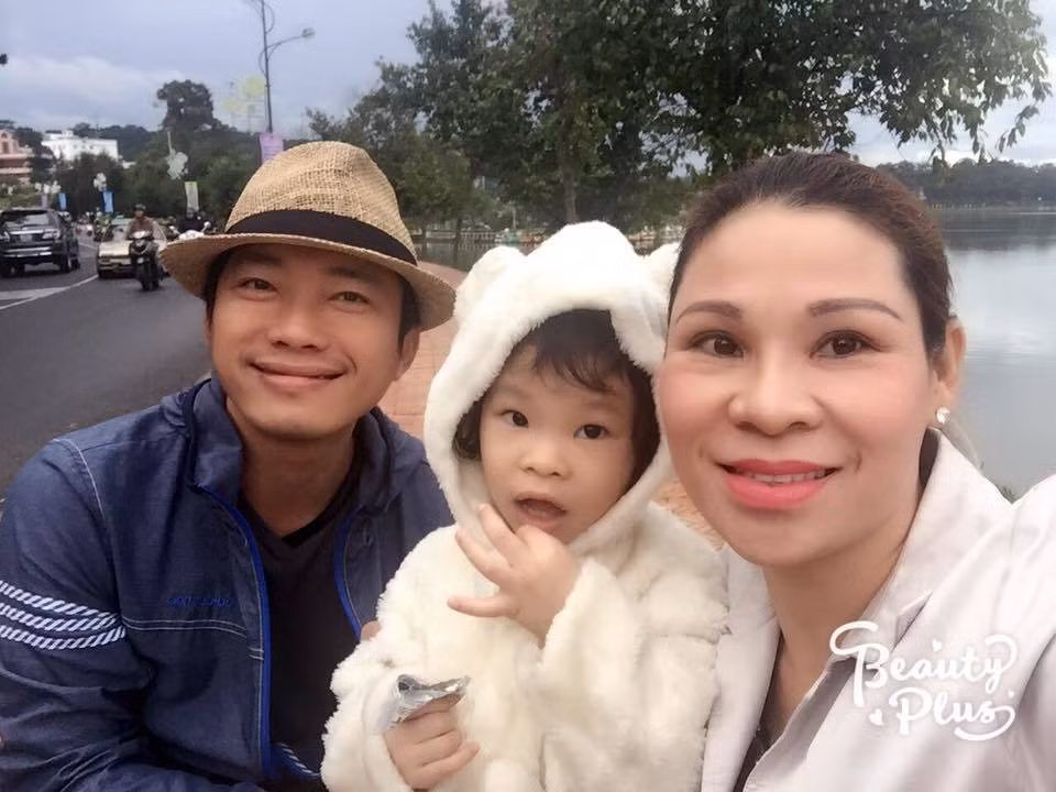 Chính Thu Trà cũng thay đổi nhiều sau khi kết hôn với Kinh Quốc. Hiện giờ, cô vẫn chưa quen với môi trường showbiz nhưng đã niềm nở hơn với công việc của chồng. Chẳng hạn, Kinh Quốc đi sản xuất phim, Thu Trà không quản xa xôi đến điểm quay tiếp tế thức ăn, chăm sóc chồng. Doanh nhân thương chồng làm nghệ thuật vất vả nên luôn âm thầm ủng hộ.
