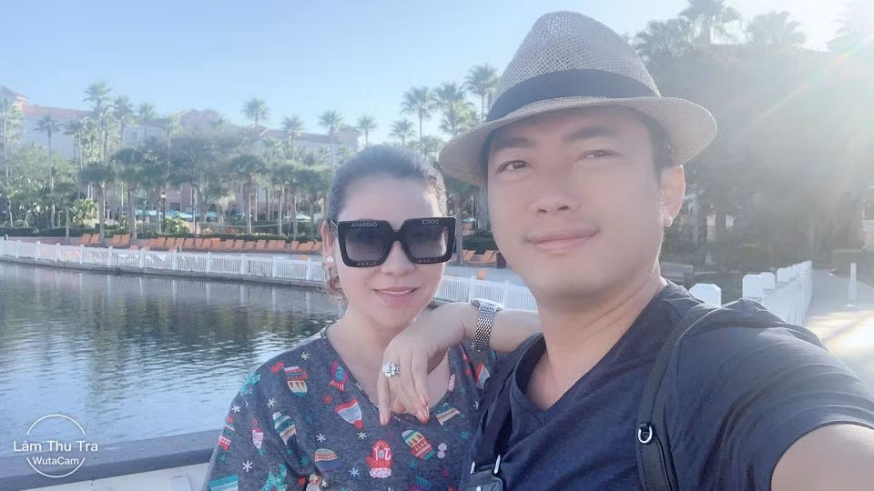 Vợ mình kiếm tiền giỏi, dĩ nhiên tôi rất tự hào. Đâu phải vợ kiếm nhiều tiền hơn thì chồng bị dưới cơ”, Kinh Quốc cho biết. Thu Trà mua xe 6 tỷ đồng tặng, Kinh Quốc chưa lái đến 10 lần trong 5 năm qua. Vợ tặng hàng hiệu, anh để chất đống trong nhà không đụng đến. Bị Thu Trà mắng Kinh Quốc đành nghe. “Tôi là người bình dân, ưa lái xe cà tàng, ăn lề đường quen rồi. Xa xỉ quá tôi không quen”, anh nói.