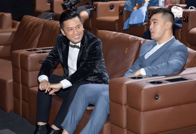 Đối với ca sĩ Ưng Hoàng Phúc, anh tâm sự MV gợi nhắc những kỷ niệm quý giá khi nam ca sĩ ở bên gia đình. “Từ khi tôi lớn lên và thành công, thời gian tôi dành cho ông bà ít đi rất nhiều so với lúc còn nhỏ. Một năm chỉ có 2, 3 ngày Tết để về quê, thậm chí có năm không về vì bận đi diễn. Bây giờ nghĩ lại tôi thấy rất tiếc khoảng thời gian đó. Nhờ những thước phim này, tôi nhận ra mình còn nhiều thiếu sót với gia đình và cần trân trọng thời gian ở bên người thân hơn”, anh nói.