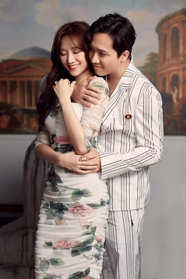 Mới đây, nhân dịp sinh nhật lần thứ 35 của Hari Won, Trấn Thành cũng với bà xã đã thực hiện một bộ ảnh với phong cách quý tộc, cổ điển và sang trọng.