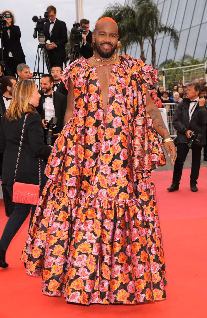 Sự kiện tầm cỡ cũng là dịp để sao nam mặc giả gái để gây chú ý. Tại Cannes 2019, DJ Kiddy Smile chơi trội với bộ váy hoa đầy nữ tính, điểm nhấn là chi tiết xẻ ngực đến tận rốn. Chính vì mặc kỳ dị, Smile đã bị chặn ngay cổng. Khi đó, người của ban tổ chức hỏi rằng đây có phải trang phục truyền thống của dân châu Phi hay không, nam DJ đã trả lời không.