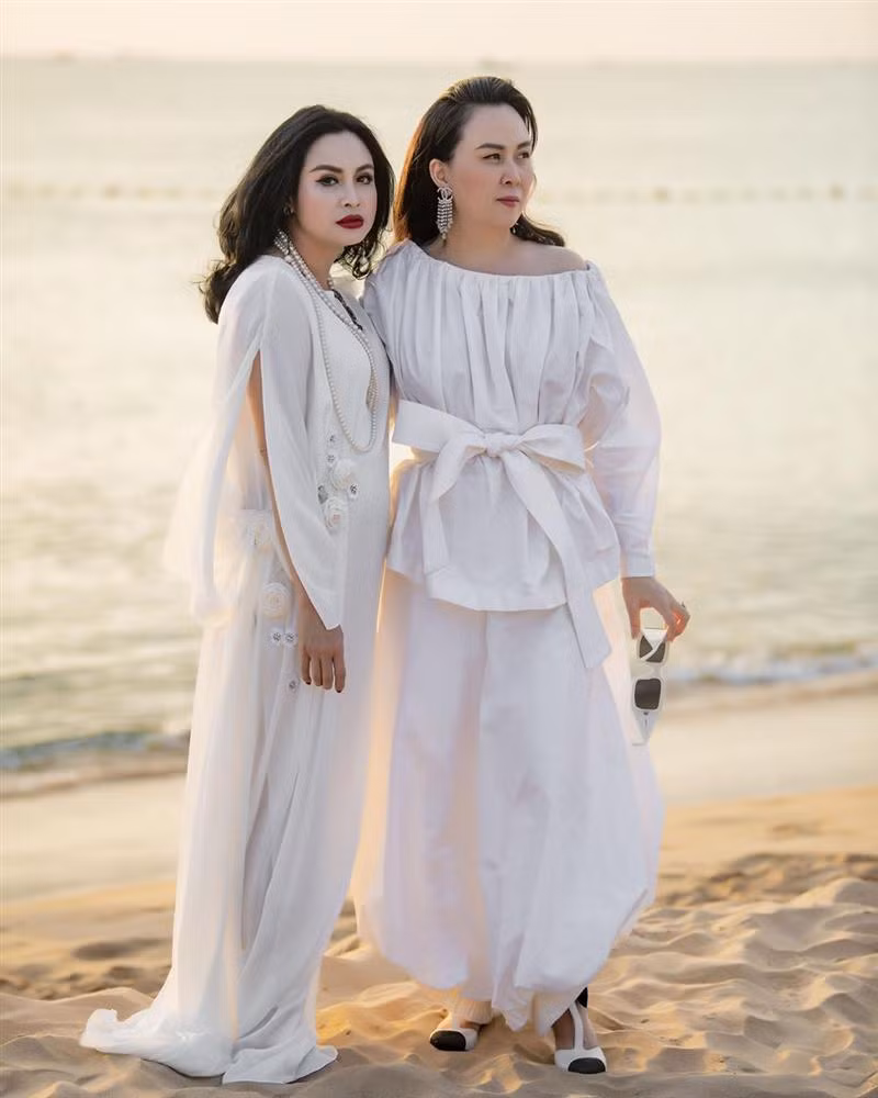 Mặc dù diva Thanh Lam hơn Phượng Chanel tới 8 tuổi, nhưng dân mạng còn phân vân ai là chị, ai là em trong bức hình này.
