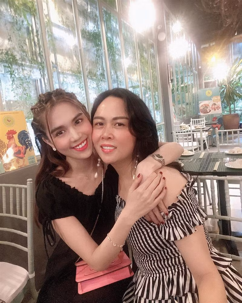 Mặc dù không thể sánh được với Ngọc Trinh về sự trẻ trung, xinh đẹp nhưng mỗi khi đụng độ, bà mẹ 3 con vẫn vô cùng tự tin.