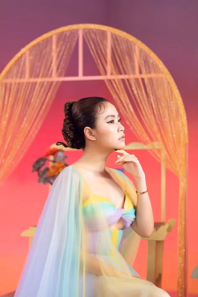 Chia sẻ về việc ra mắt MV giữa mùa dịch, Hoàng Thùy Linh bày tỏ, sản phẩm âm nhạc này đáp ứng nhu cầu thư giãn, giải trí của khán giả, bên cạnh việc giữ gìn sức khỏe.