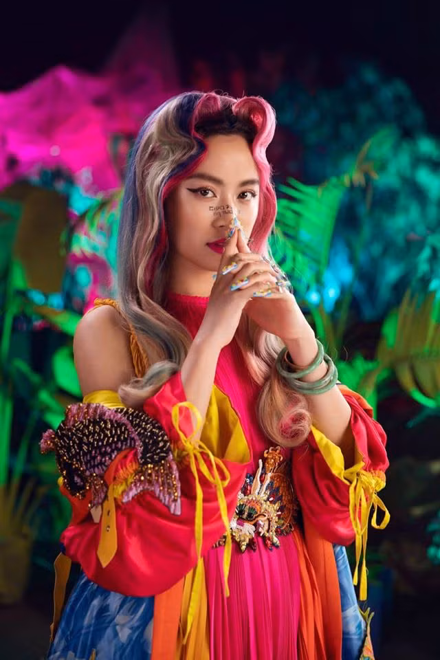Trong "Kẻ cắp gặp bà già", Hoàng Thùy Linh gây ấn tượng với hình ảnh đẹp mê hoặc khi hóa thân vào Hoàng Hậu.