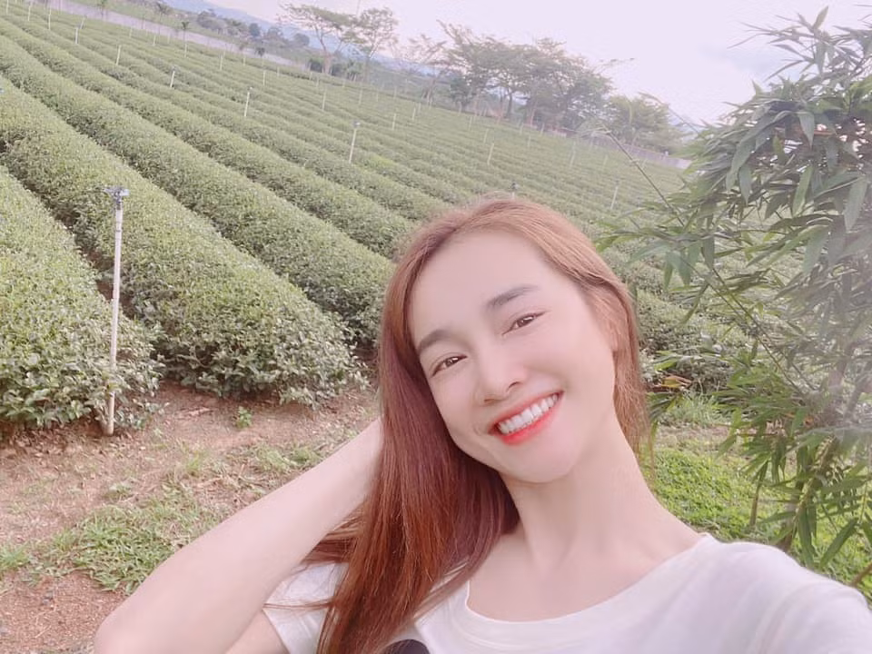 Sao Việt Nhã Phương rạng rỡ, trẻ trung dù đã là bà mẹ một con. Bà xã Trường Giang đăng ảnh kèm vài câu hát: "Về quê anh đi em à - vùng ngoại ô cách rất xa - ba mẹ anh ngày xưa cũng ở đấy - đồi xanh thơm mát những lá trà - trong lành hát những khúc ca - hương chiều quê nghe lúa thơm tình".