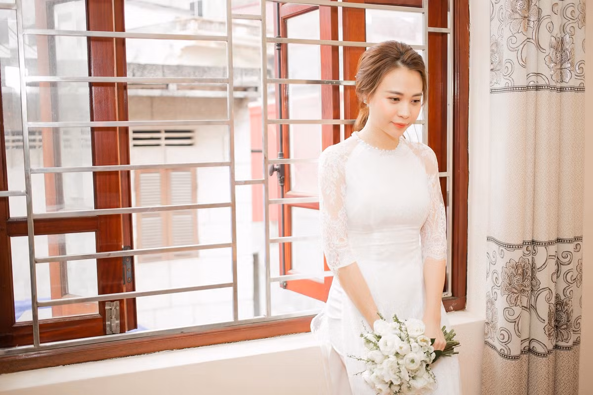 Đàm Thu Trang chia sẻ lại hình ảnh mặc váy cưới kèm trạng thái hóm hỉnh: "Ngày bị chồng bắt về".