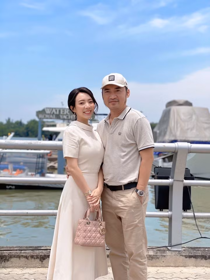 Thu Trang tự hào khoe: “Phụ nữ hạnh phúc nhất khi thuộc về đúng người. Anh kép già nhà em lịch lãm ghê”.