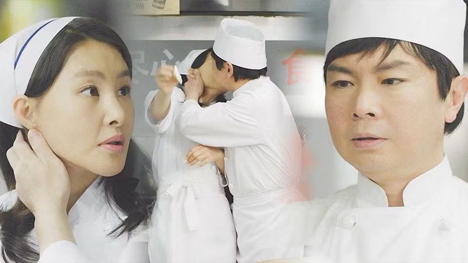  Yoo Yeon Seok - uống rượu để lấy động lực: Cảnh hôn của Yoo Yeon Seok và Seo Hyun Jin trong Dr Romantic là một trong những cảnh hôn huyền thoại trong phim Hàn khiến khản giả xuýt xoa vì vừa nóng bỏng, vừa lãng mạn. Để có được cảnh hôn ấy là cả một quá trình công phu, nam diễn đã chuẩn bị cả rượu vang mang đến phim trường để uống lấy can đảm. Trước đó khi đóng Âm mưu của Lọ Lem, Yoo Yeon Seok cũng tiết lộ đã "nốc" hết cả chai rượu vang để lấy can đảm trước khi quay cảnh ngọt ngào hơn. Kết quả cảnh hôn với Im Soo Jeong chỉ quay một lần, thậm chí bạn diễn nữ còn hào phóng khen ngợi khả năng của anh.