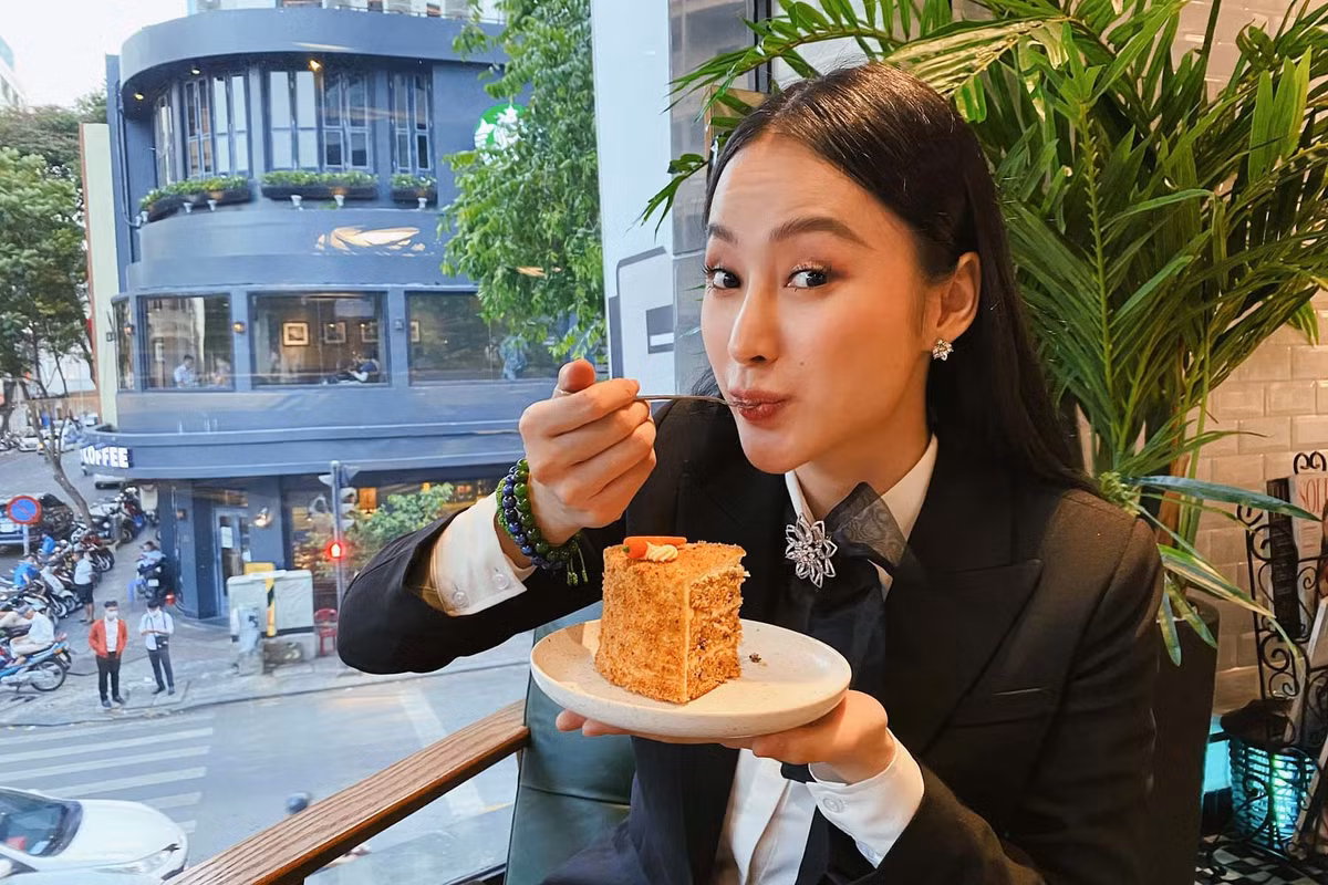 Angela Phương Trinh nhận nhiều thiện cảm khi xuất hiện với trang phục kín đáo, lịch thiệp.