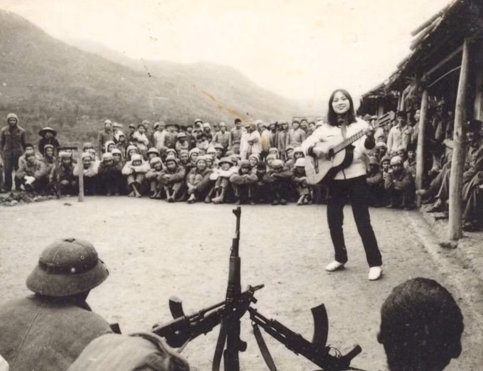 NSND Thái Bảo đăng lại bức ảnh từ năm 1984: "Tuổi trẻ của tôi là những kỷ niệm đẹp chạy suốt chiều dài của đất nước".