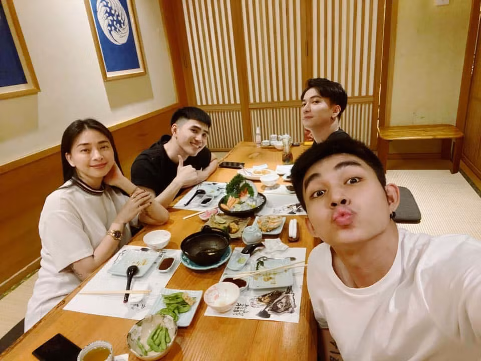"Bàn công chiện nhưng chủ yếu ăn là chính", Jun Phạm viết hài hước khi đi ăn tối cùng Ngô Thanh Vân và hai thành viên cũ của 365 - Will, S.T.