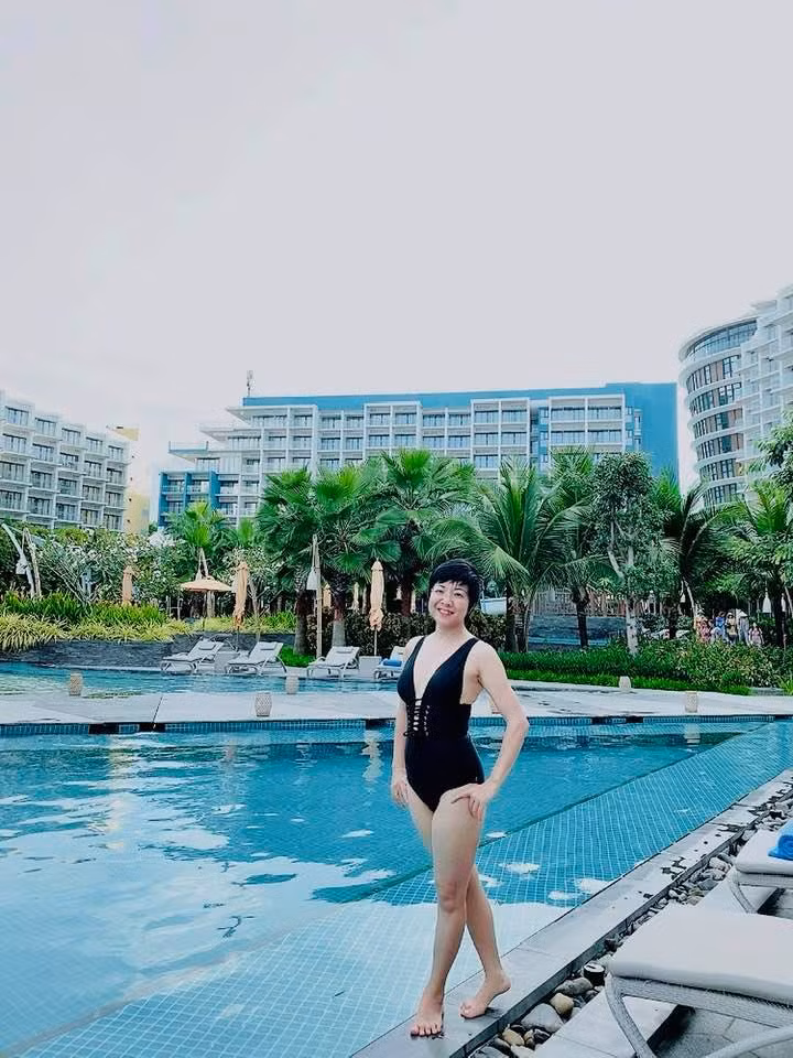 Nữ MC chia sẻ: "Chắc phải lâu nữa mới lại được đi chơi thế này nhỉ... Chúng ta cùng cố lên nào! Bà già 50 hiếm hoi dám mặc bikini để chụp ảnh".