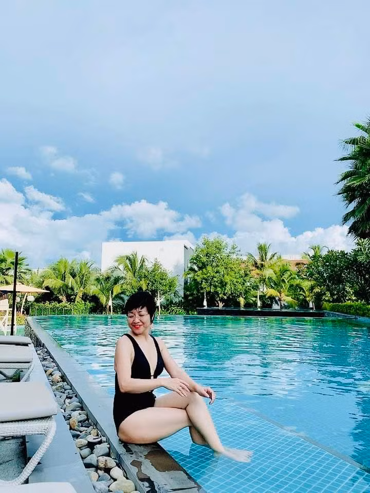 Vốn gắn liền với hình ảnh kín đáo nên MC Thảo Vân mặc áo tắm khiến bạn bè, động nghiệp bất ngờ, xuýt xoa khen.