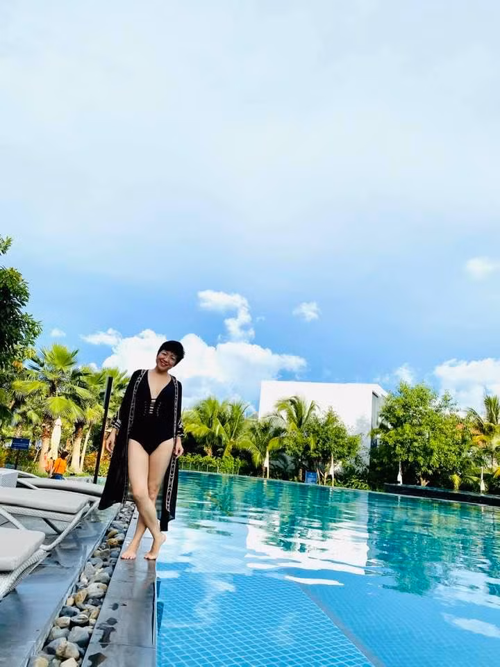 Trên trang cá nhân, MC Thảo Vân mới tung loạt ảnh mặc bikini, khoe vóc dáng gợi cảm gây bất ngờ.