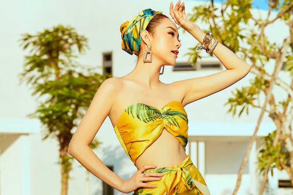 Với mức cát-sê ổn định, đặc biệt là thù lao quảng cáo khủng giúp Minh Hằng có cuộc sống dư dả, tậu biệt thự, xe sang. Theo tiết lộ, một hợp đồng quảng cáo dầu gội đầu của Minh Hằng có giá trị lên tới hơn 1 tỷ đồng.