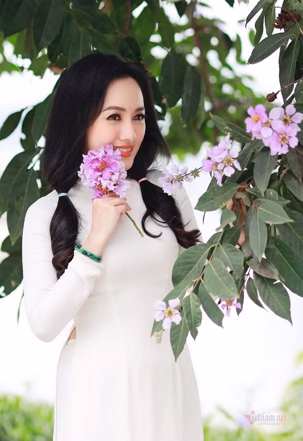 Diện áo dài trắng muốt và để tóc thẳng, nhìn nữ biên tập không khác gì một cô nữ sinh duyên dáng.