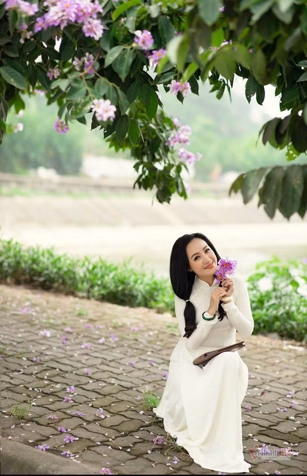 Và theo nguyên tắc, áo dài gần như là trang phục quen thuộc của cô.