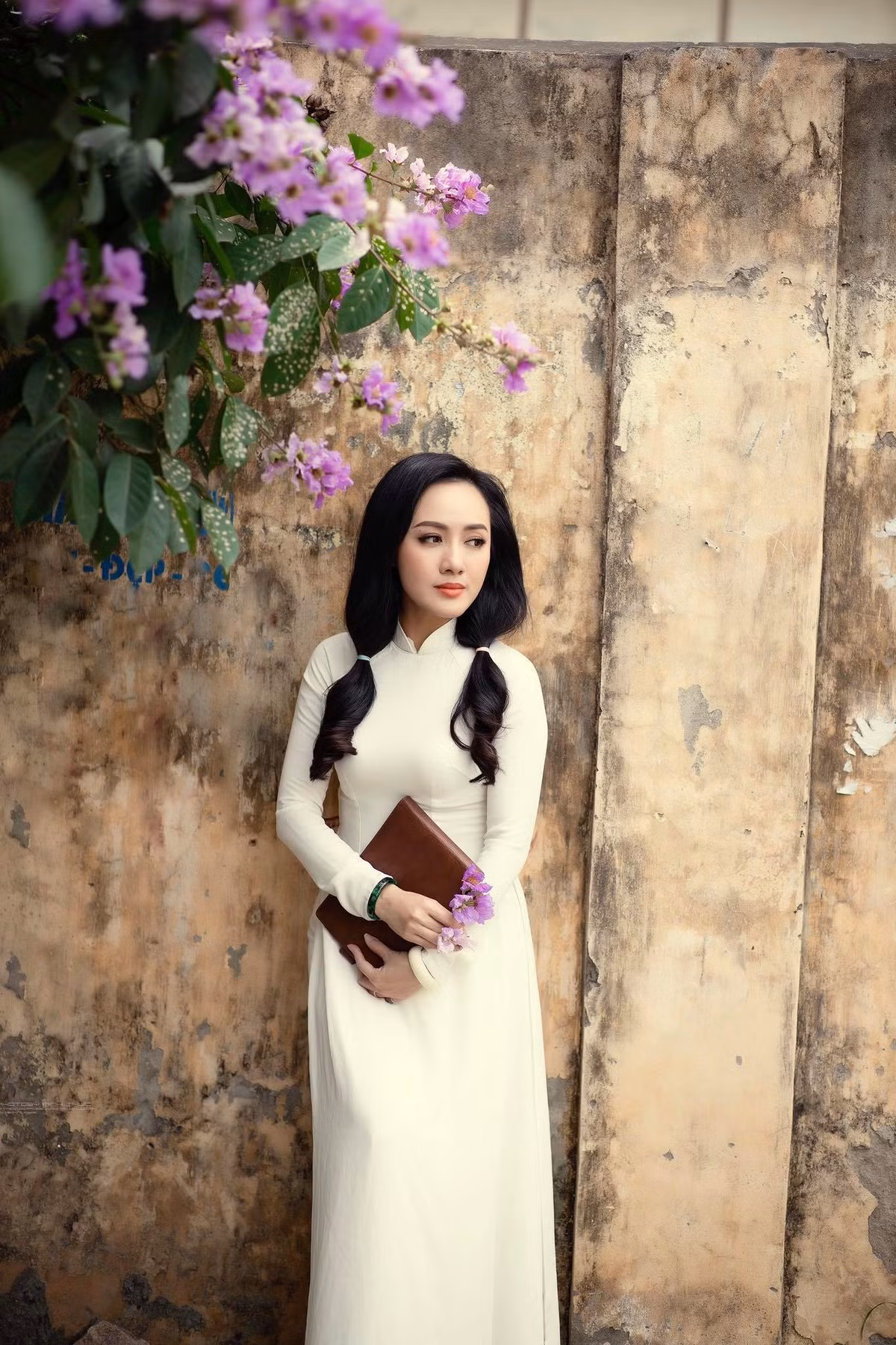 Trước đó không lâu, BTV Hoài Anh diện áo dài khi quay MV "Hà Nội nhớ" để mừng sinh nhật của VTV.