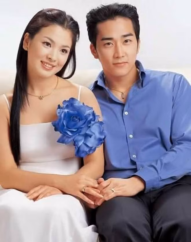 Trong loạt ảnh, Song Hye Kyo diện trang phục nhẹ nhàng, tạo dáng nữ tính bên cạnh Song Seung Hun. Cả hai được nhận xét đẹp đôi, là một trong những biểu tượng của Trái tim mùa thu. Song Hye Kyo vẫn luôn là "tượng đài" sắc đẹp xứ kim chi, cô giản dị với mái tóc dài, thẳng, còn Song Seung Hun được coi là một trong những tài tử nổi tiếng thời điểm bấy giờ.