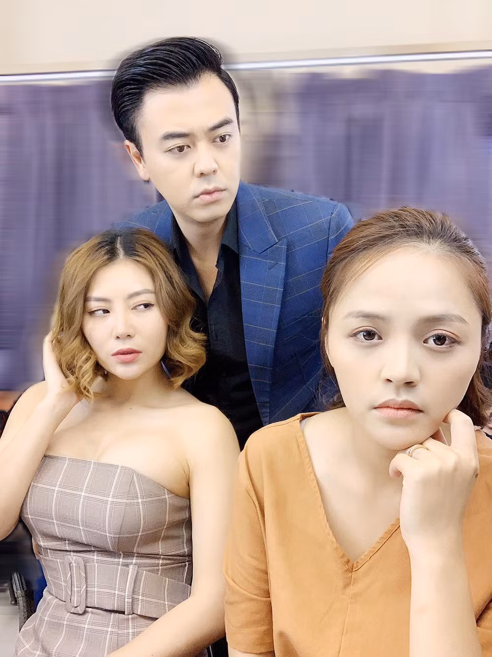 MC Tuấn Tú chia sẻ ảnh chụp bên Thu Quỳnh và Thanh Hương kèm dòng trạng thái dí dỏm: “Đứng giữa hai người đàn bà, có lẽ nào tôi sẽ mắc kẹt?”.