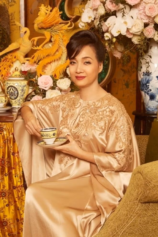 Ở tuổi 57, NSND Lê Khanh vào vai quý bà Thái Tuyết Mai trong phim "Gái già lắm chiêu". Vẻ đẹp thanh tao, quý phái của chị gây ấn tượng mạnh với khán giả.