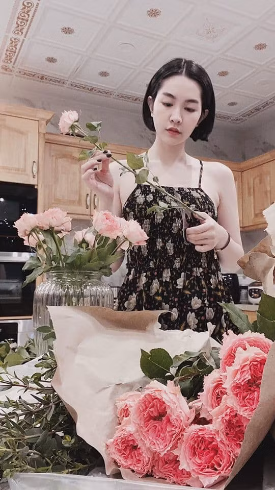 Đã trả qua ba lần sinh nở nhưng Nhật Hạ vẫn giữ được nhan sắc và vóc dáng vạn người mê.