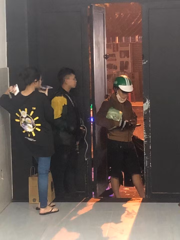 Lam Vy Da noi dien vi fan dat hang den nha bat co tra tien-Hinh-2