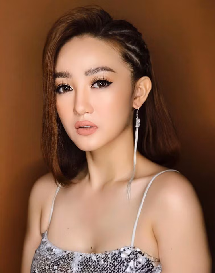Khi được hỏi về chuyện tình cảm, cô trả lời: “Chuyện riêng tư của tôi và anh Phát, tôi xin phép không chia sẻ”. Ảnh: FBNV.