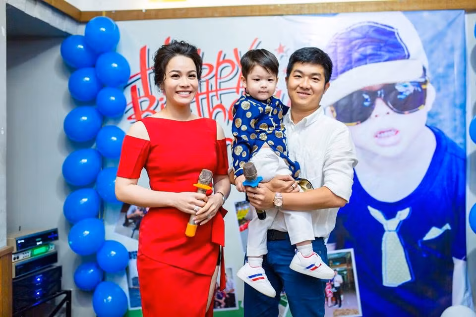 Chong cu Nhat Kim Anh: “Luc con con nho, bi benh, sao khong gianh nuoi?“