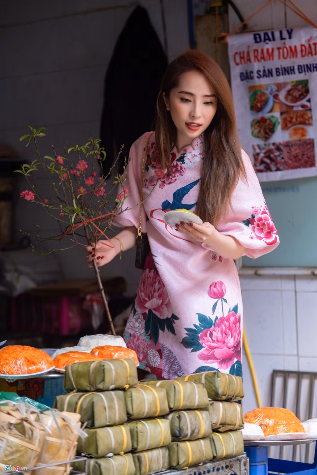 Theo truyền thống, người Việt Nam thường chuẩn bị ba chú cá chép đỏ sống, để trong chậu nước sạch để cúng ông Công ông Táo, sau đó phóng sinh. Tuy nhiên, theo chia sẻ của Quỳnh Nga, gia đình cô không có tục thả cá chép.