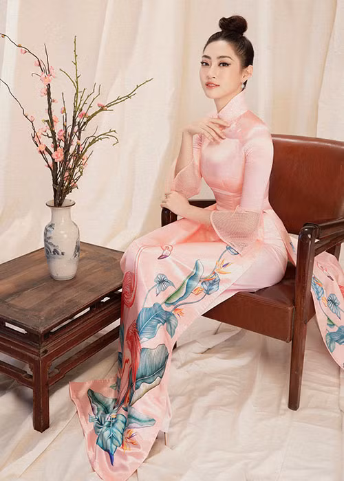 Hình ảnh Lương Thùy Linh tươi trẻ, đầy sức sống trong bộ ảnh sắc xuân.