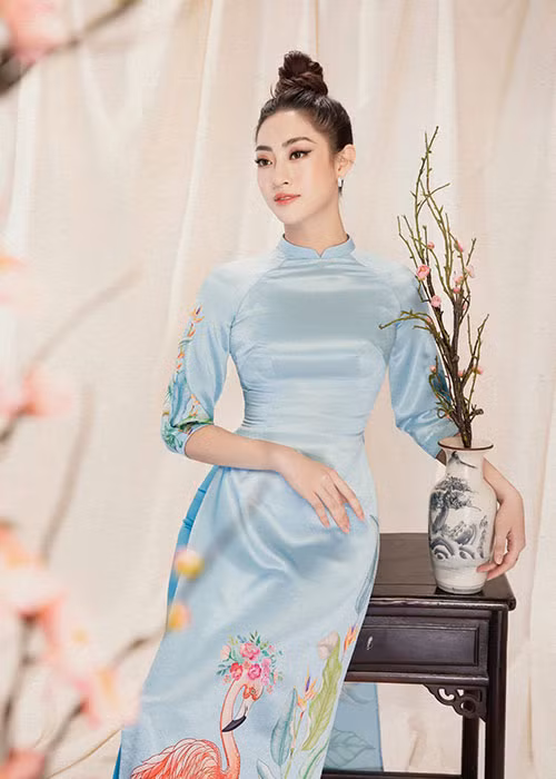 Sau cuộc thi nhan sắc, Lương Thùy Linh năng nổ tham gia các hoạt động quảng bá văn hóa Việt.