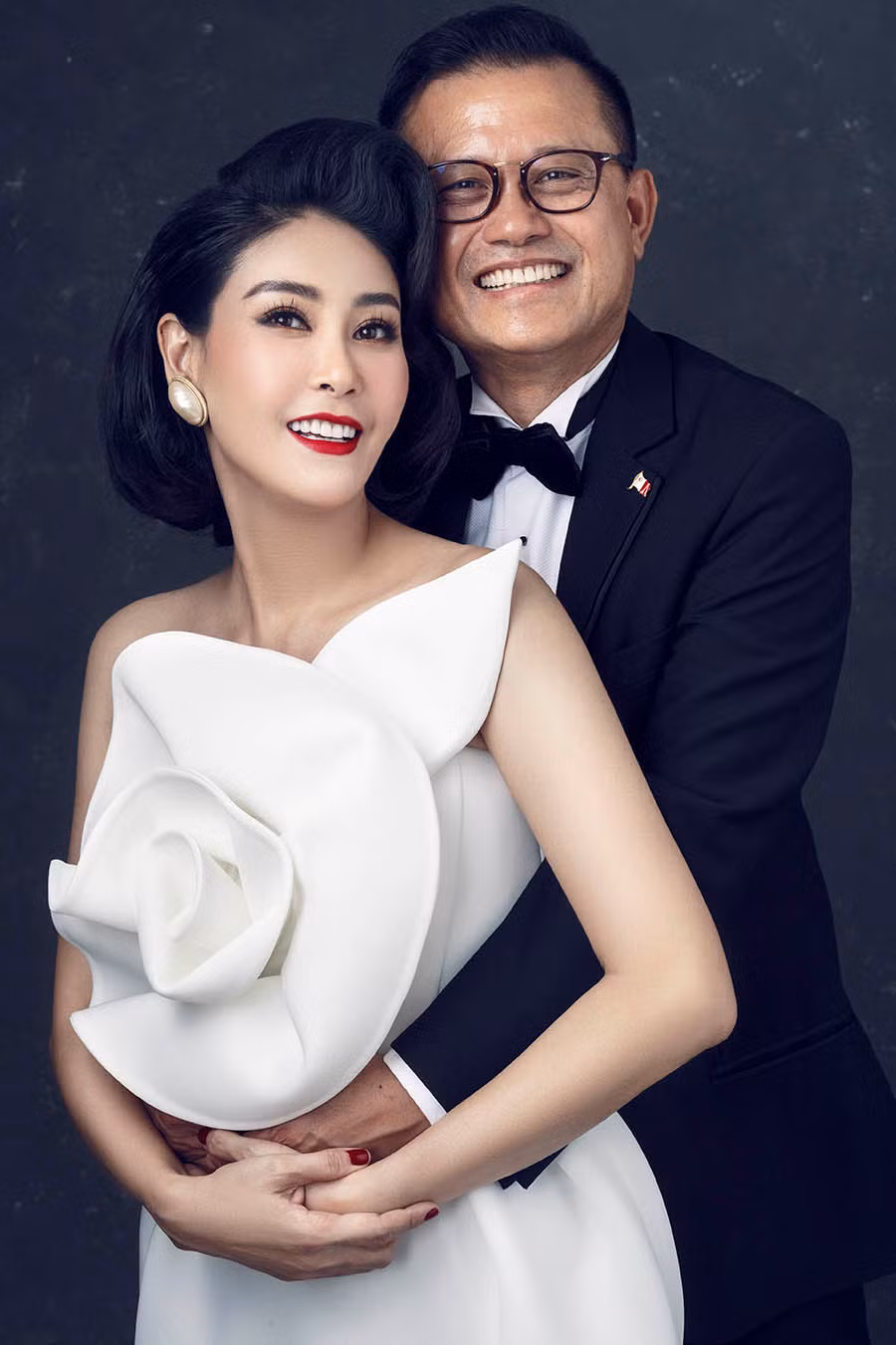 Ngoài ra, cô cũng có mối quan hệ thân thiết với cậu con con trai riêng của chồng là doanh nhân Trung Nam.