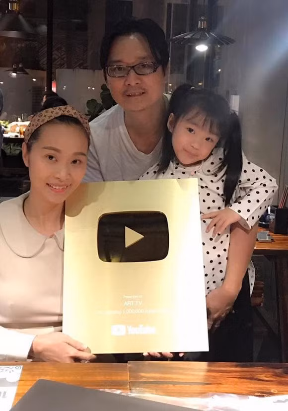 Dù là người đẹp lắm thị phi và "xôi thịt" nhưng Lê Kiều Như lại có được mối tình bền chặt với nhạc sĩ Nguyễn Nhất Huy dù chênh nhau 8 tuổi.
