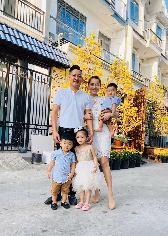 Việc dính bầu lần 3 khiến vợ chồng Hải Băng - Thành Đạt đứng ngồi không yên. Khi đó, thông tin Hải Băng có bầu giống như sét đánh ngang tai hai vợ chồng.