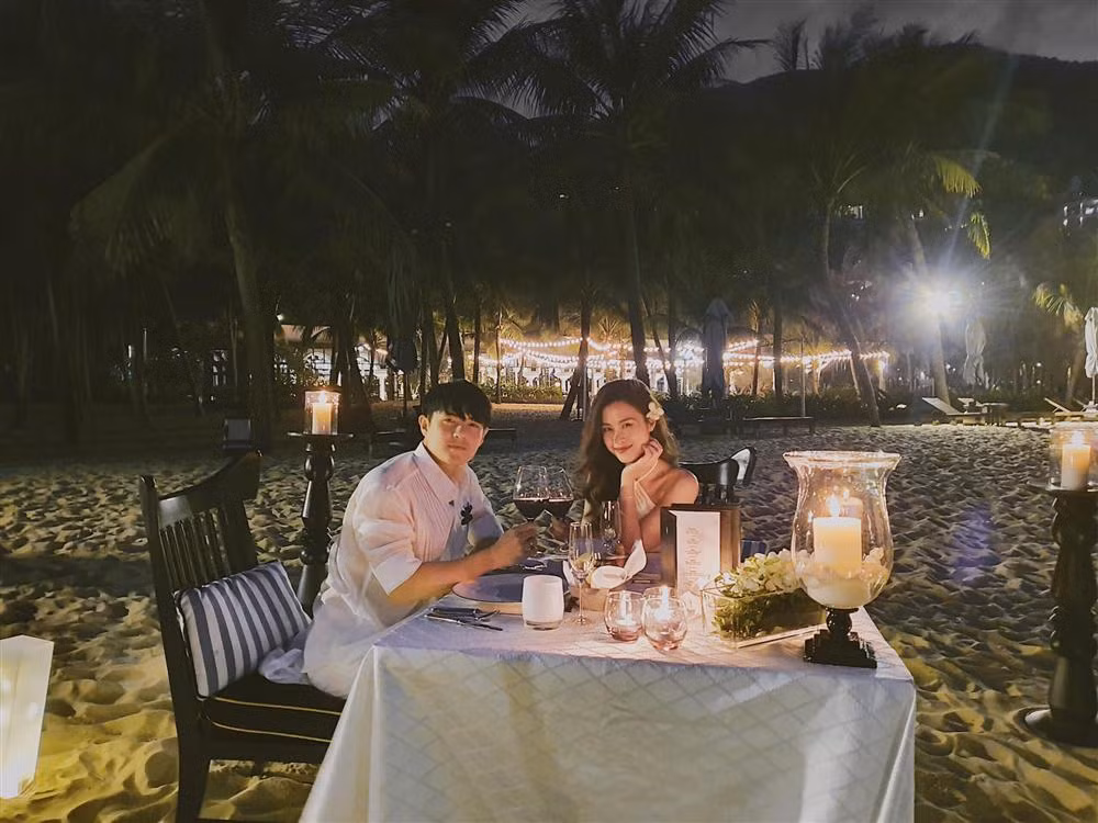 Đông Nhi thường xuyên chia sẻ hình ảnh hạnh phúc bên chồng, bất kể dòng trạng thái nào của cô trên trang cá nhân cũng đều nhắc đến ông xã với niềm hạnh phúc ngập tràn.