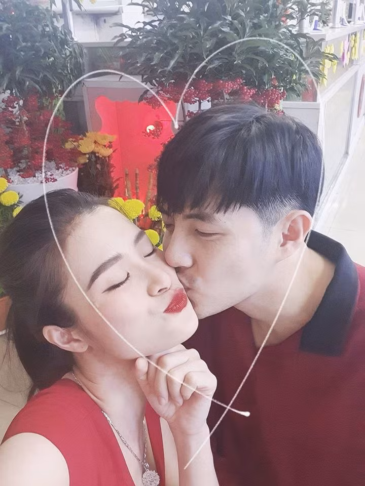 Dù trải qua 10 năm yêu đương mặn nồng, nhưng khi chính thức gọi nhau bằng hai tiếng "vợ - chồng" thiêng liêng, Đông Nhi cho biết cảm giác thật mới lạ và đôi chút ngượng ngùng. Nữ ca sĩ cũng thừa nhận rằng đi đâu cũng được mọi người gọi là "vợ chồng son" khiến cô rất thích thú.