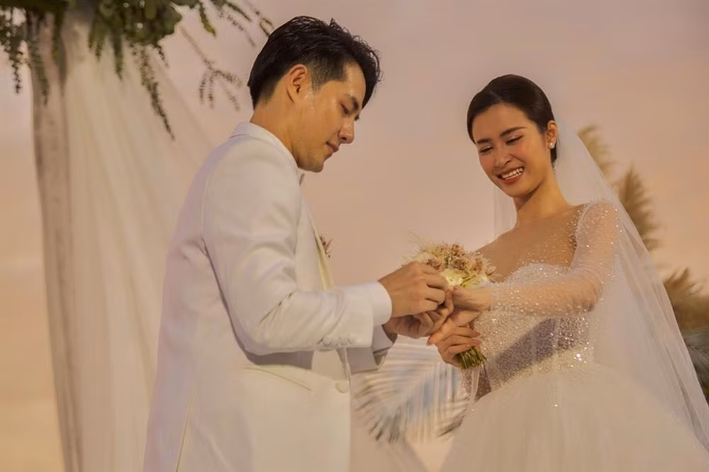 Sau màn cầu hôn lãng mạn ở New York (Mỹ) vào tháng 7/2019, Đông Nhi - Ông Cao Thắng đã viết nên cái kết trọn vẹn cho chuyện tình 10 năm bằng đám cưới diễn ra vào ngày 9/11. Ngày trọng đại của cả hai thời điểm đó thu hút sự quan tâm rất lớn từ giới truyền thông và người hâm mộ. Đây được xem là một trong những lễ cưới hoành tráng nhất showbiz về chi phí tổ chức cũng như dàn khách mời đình đám.