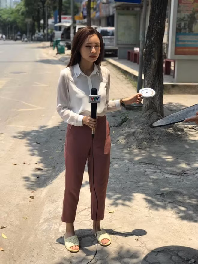 Khi được hỏi về việc này, MC 9X tâm sự: "Nếu chỉ lên hình nửa người, BTV chúng tôi thường mang dép trong nhà hoặc đi chân không để giữ vệ sinh cho nhà Đài, và cũng thoải mái, tiện chạy đi chạy lại". Ảnh: FBNV.