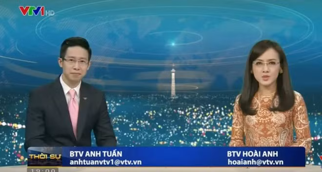 Khi nhìn hình ảnh này, đa số khán giả nghĩ BTV Thời sự Hoài Anh diện áo dài lên sóng. Tuy nhiên, thực tế lại khác xa. Chiếc áo cổ tròn, họa tiết hoa văn của cô là dáng áo ngắn.